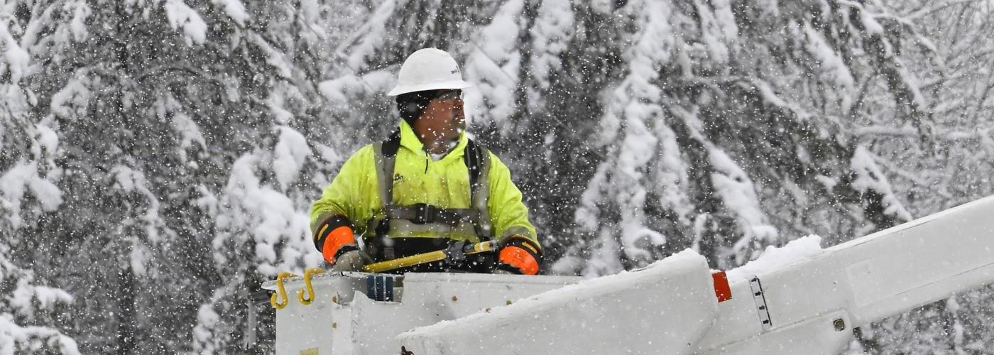 输电线工人在冬季暴风雪中恢复供电. 